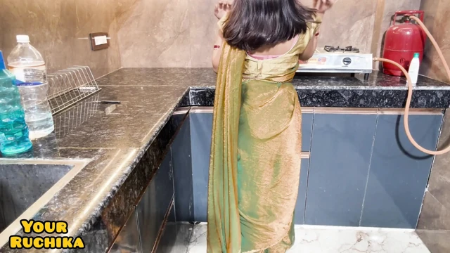 Yeni evli evli kadın Ruchika mutfakta sikiliyor
