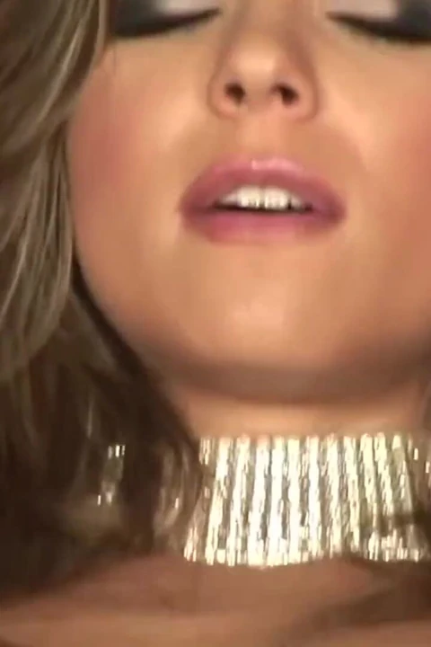 Seksi çoraplı harika bebek ıslak amcığını baştan çıkarıyor