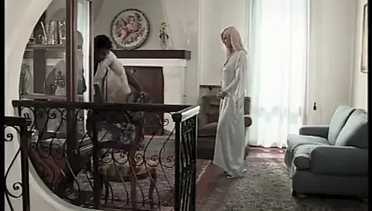 Zengin bayan ve zenci: ayaklarına tapıyor ve onu sert sikiyor