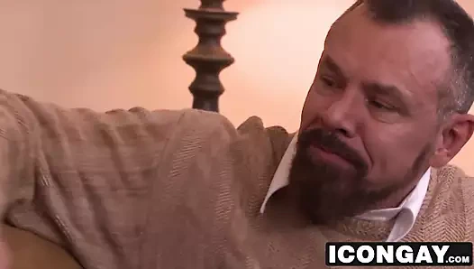 Eski ve genç eşcinsel aşıklar samimi anal kahrolası seks