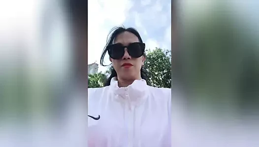 yürüyüş içinde kamu gösteri horoz tarafından transeksüel