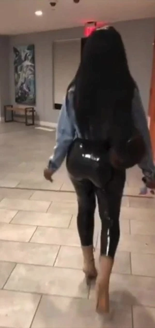 Deri taytlı kızlar