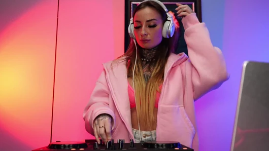 Parti sonrası kontrol kontrolden çıktı ve DJ'le kulüpte yattı