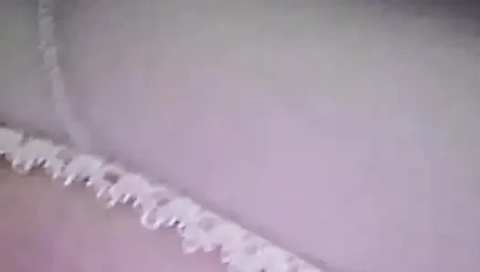Büyük bir kız, çanta neredeyse içine düşene kadar sikiyor.