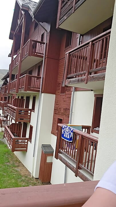 İlk Dağda Bir Balkonda Küçük Fransız Fışkırtma