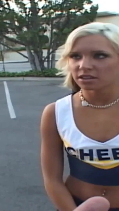 Потрясающий момент от "Миниатюрную блондинку-чирлидершу сняли для секса в машине"