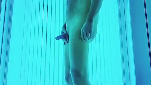 Tanning Salon'da film çekiyor / oynuyor