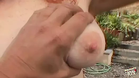 Kızıl saçlı Audrey Hollander seks çılgını asılı aygıra kalbini ve göt deliğini açıyor