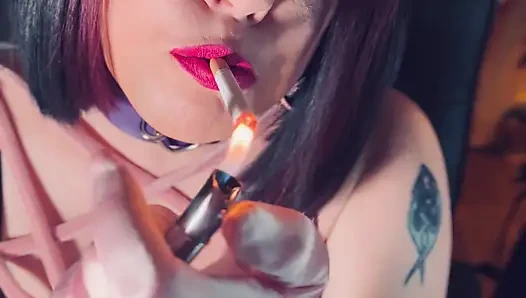 Tatlı gotik kız Tina Snua saten eldivenler ve mücevherlerle mantar sigarası içiyor - sigara içen sigara içen iri güzel kadın omi snap inhale sürükleniyor