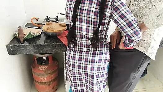 Büyük sıkı götlü büyüleyici Hintli hizmetçi gavat sahibi tarafından sikiliyor