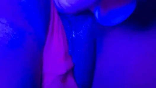 Zenci tanrıça sızdırıyor: neon tanga ve dildo fışkırtıyor