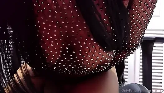 Kremsi amcığımdaki parmaklar - oyuncu sandalyesi ve topuklu ayakkabılar