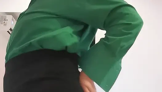 Kadın öğretmen birlikteydi, bu yüzden erkek arkadaşını bulmak için eve acele etti.