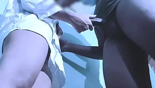 Sevimli ateşli üvey kız kardeş sakso çekiyor