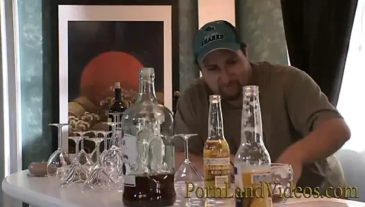 Piercingli orta yaşlı seksi kadın onu büyük göğüsleriyle sikiyor