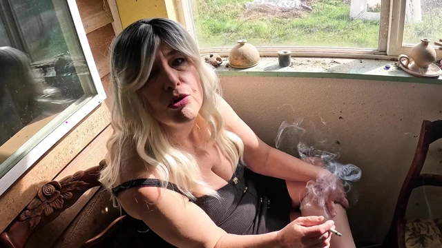 Güzel bir günde sigara içiyor