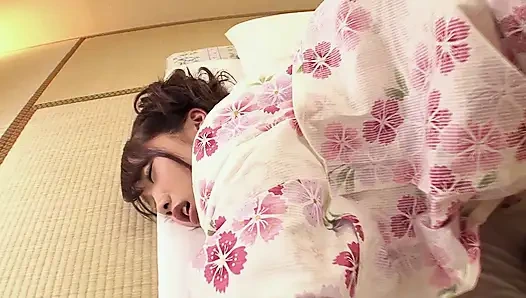 Seksi kız mastürbasyondan sonra boşalmak için büyük bir yarağın üzerinde zıplıyor