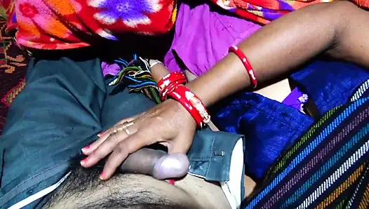 Orta yaşlı seksi kadın uzun ve sıkı bir muz seviyor