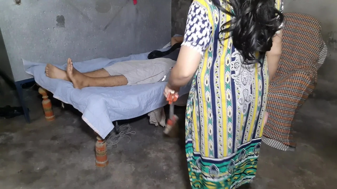 Nokrani chori kr rhi thi malik ne pakad kr choda, người giúp việc nhà