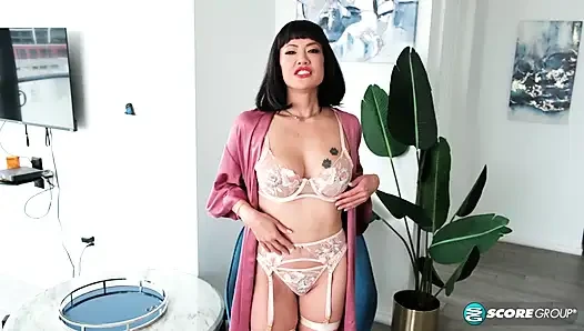 Asyalı orta yaşlı seksi kadın kitty, 42, olgun amcığını parmaklıyor