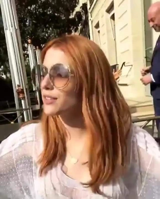 Güneş gözlüklü Emma Roberts.