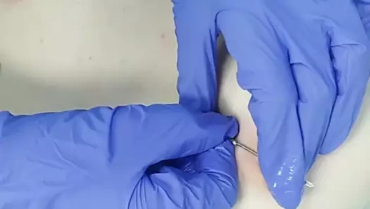 küçücük göğüsler ile genç rus kız alma meme uçları piercing