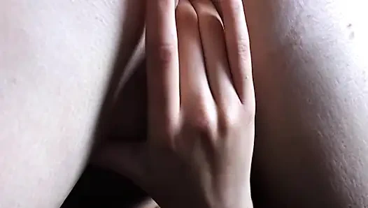 Amatör gençler ıslak amcıklarını soyunuyor ve parmaklıyor