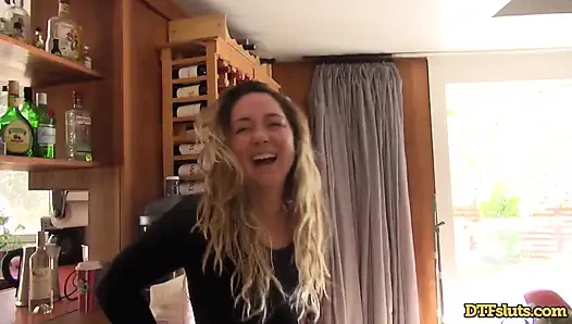 Çıplak kameralı kız Abbie Remy ve James arasında kaldı