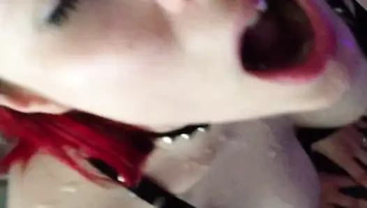 O büyük bir yük alır