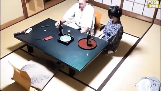 Özel bir oda seansında yakalanan bir kaplıca görevlisinin saatler sonra baştan çıkarılması -sahne.1