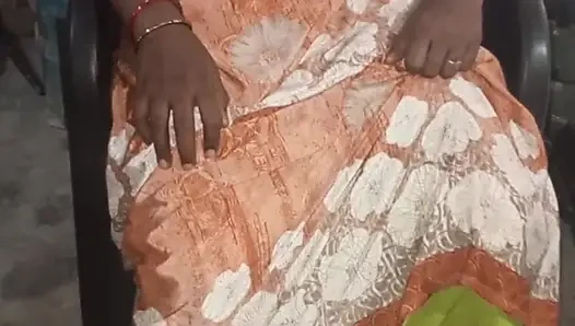 Üvey babasının pürüzsüz amını gördükten sonra penisim ereksiyon oldu.