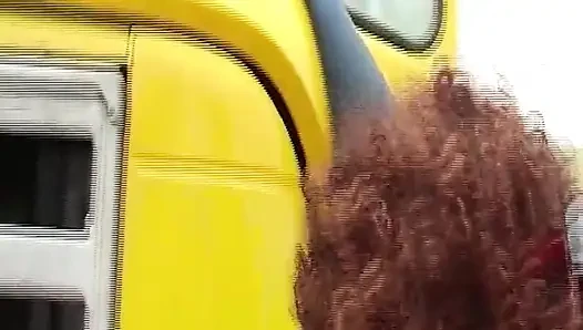 Esmer kadın açık havada sarı kamyonla sert sikiliyor