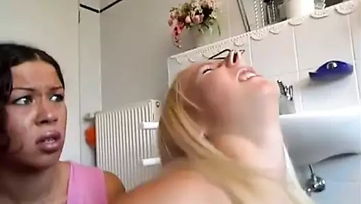 Sevimli sarışın bebek ağzını cezalandırıyor