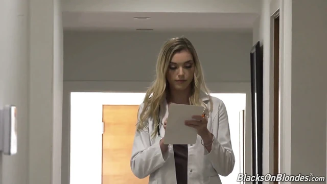 Dr. Anny Aurora hastası ve arkadaşı tarafından götten sikiliyor