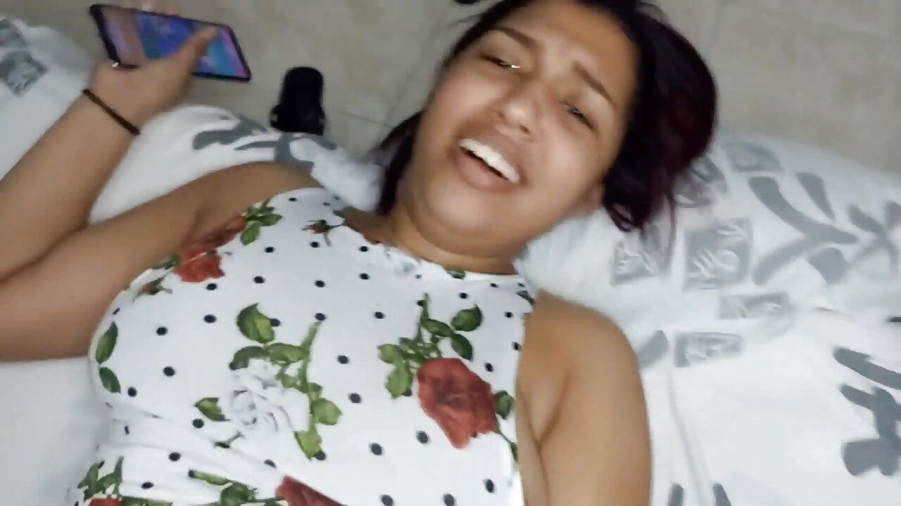 İşimdeki sekreter her zaman beni sikmek istiyor ve karım zaten şüpheleniyor ama bu 18 yaşındaki esmer çok tatlı