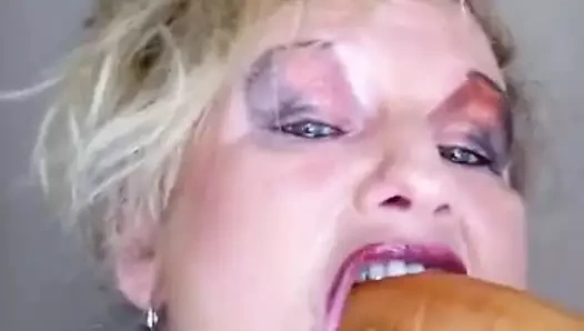 Kinky yaşlı kadın gags ve yapay penis her yerinde tükürür!!