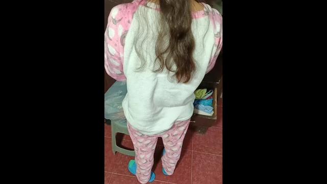 Моя подруга показывает мне свои бриджи