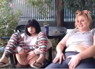 Halka açık oynayan iki kız