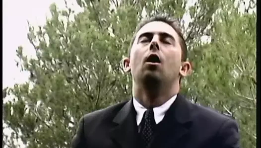 Ormanda kısa bir mola sırasında şaşırtıcı milf arabada çük sürmek