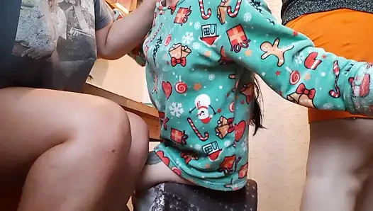 Hizmetçimiz kahvaltı hazırlarken kız arkadaşım ve ben mutfakta karşılıklı mastürbasyon yapıyorum