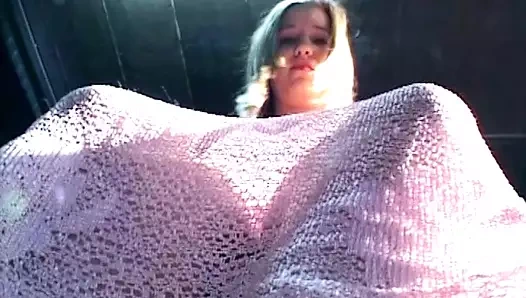 Azgın sarışın Alman bebek profesyonel gibi yarak emiyor