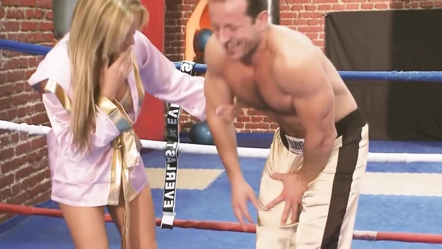 Hatunlar azgın sahne 2_busty sarışın bebek spor salonunda kişisel antrenörüyle sikişiyor