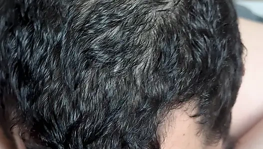 Kız arkadaşını dışarıda yalıyor