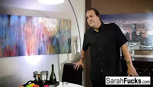 Sarah Jessie barda geç saatlere kadar kalıyor, böylece sikişebiliyor