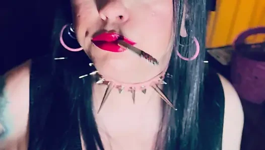 Yaptığı işte en iyisi o! Tina Snua kibritli bir sigara yakıyor ve eldivenle sigara içiyor