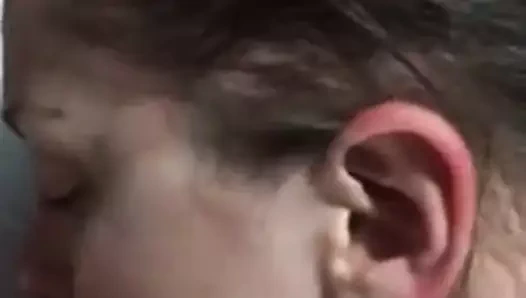 karısı ona yardım eder