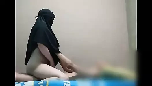 Back to the neighbor's house in a beautiful hijab swaying hot