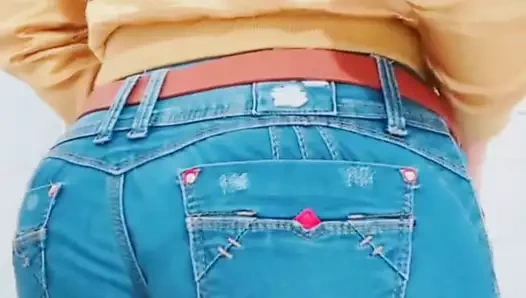 umumi banyoda striptiz şovu yapıyor kıçımı gösteriyorum