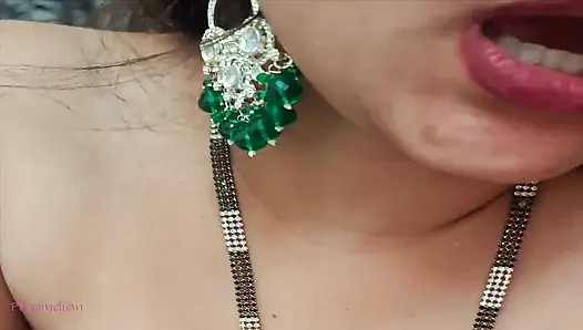 Ateşli desi Hintli kız ateşli zıplayan göğüs uçları desi teyze güzel yüze bakıyor ateşli şov