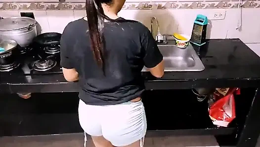 Hizmetçim bana götünü veriyor!!